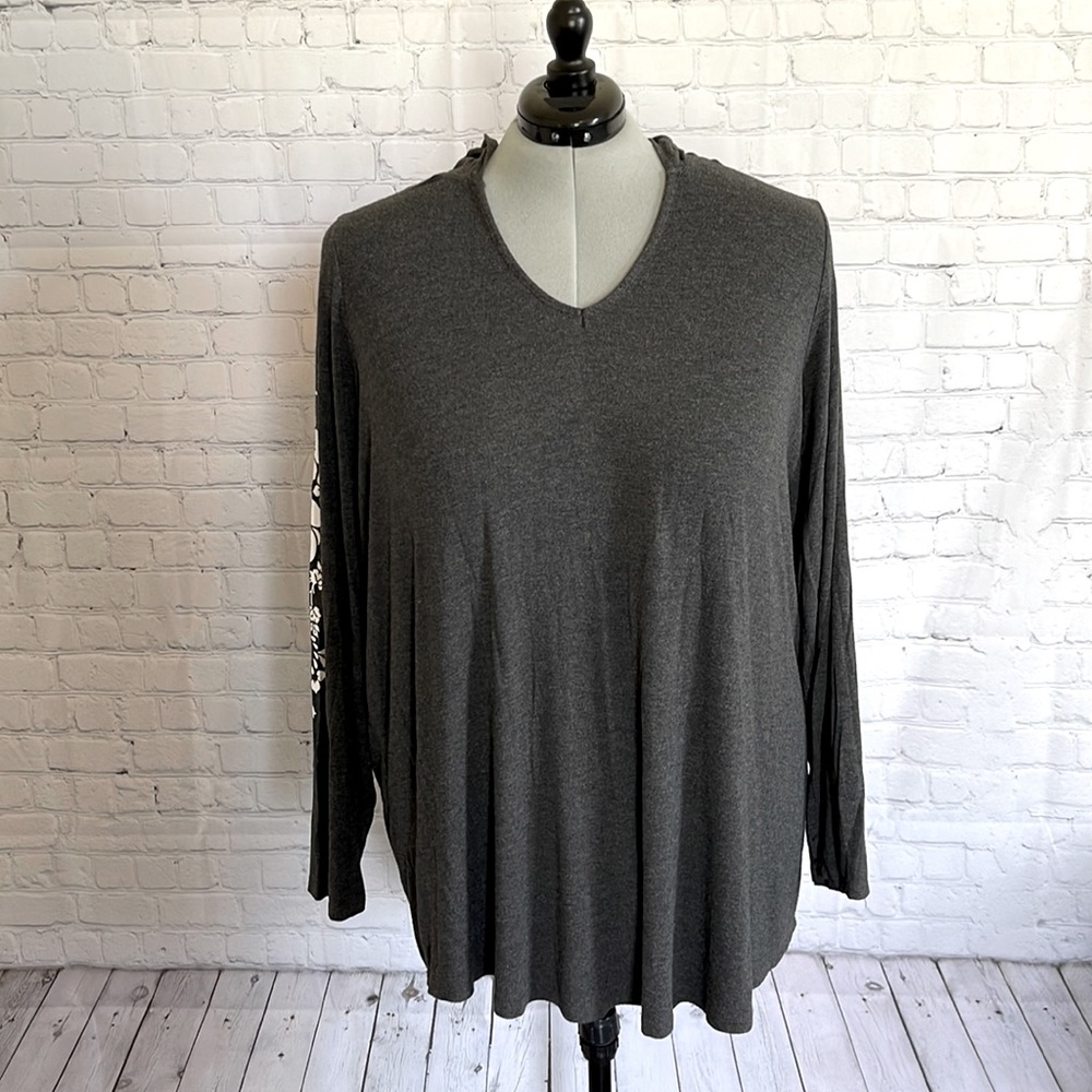 TORRID SIZE 4 LONG SLEEVE TEE SHIRT HOODIE, GRAY, FLORAL DESIGNS ON SLEEVES